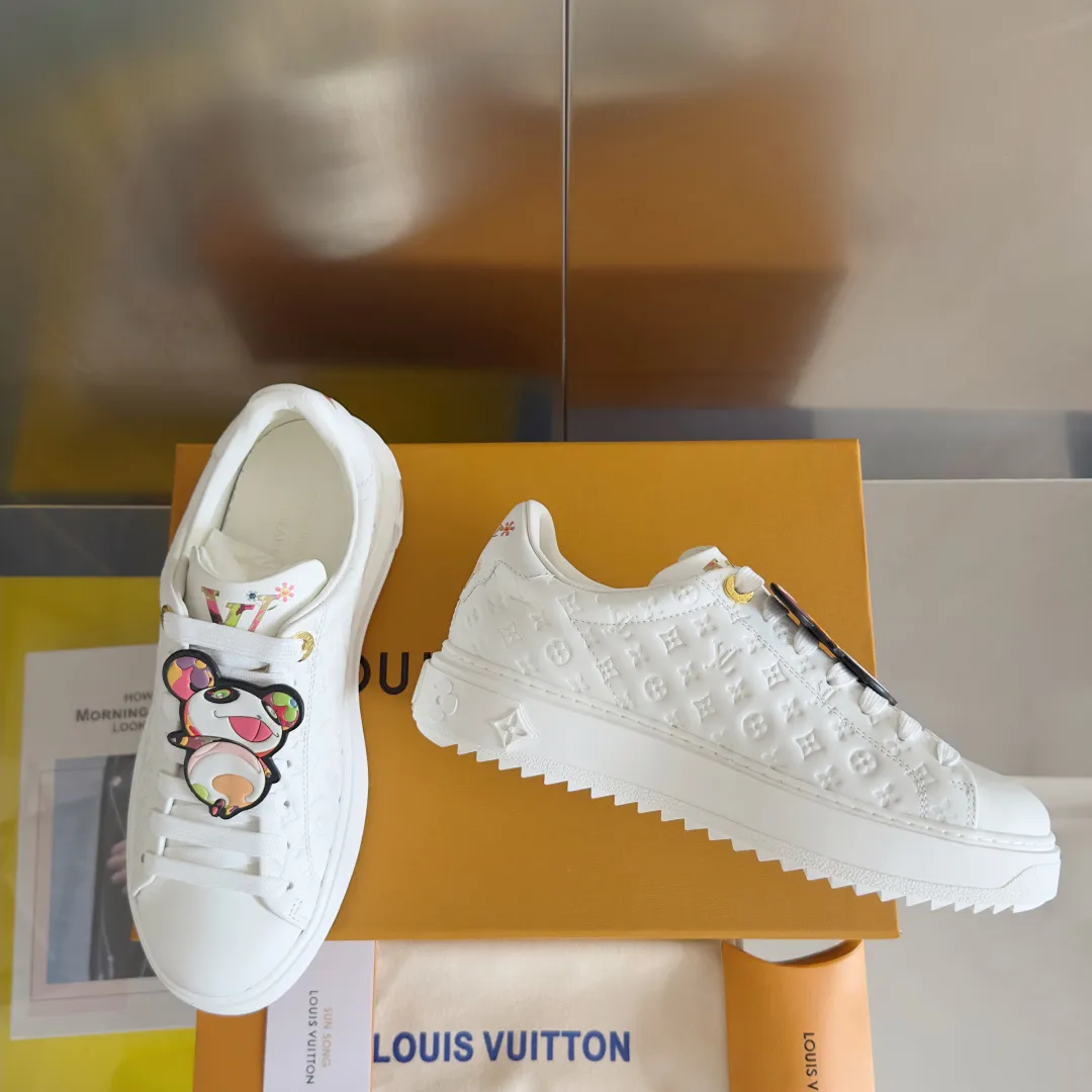 👟👟Ex-factory price 740👟👟 Top version LV Louis Vuitton L House Donkey Brand Stadium Series Casual Sports Shoes White Shoes Dexun Shoes Original purchase, development and production LV Stadium sports shoes are soft cow leather partially embossed with Monogram patterns, reproducing the retro design trend. Monogram canvas trim and toe perforations bring together exquisite details, the tongue is decorated with LV letter label, and the outsole depicts the Louis Vuitton logo. Exquisitely packaged at the delivery counter🛍📦 ▪️ Fabric: Original imported first-layer cowhide ▪️ Lining: Original imported soft sheepskin lining ▪️ Sole: Original open-molded non-slip rubber outsole ▪️ Bottom thickness: 3CM ▪️ Size: Women's 35-41